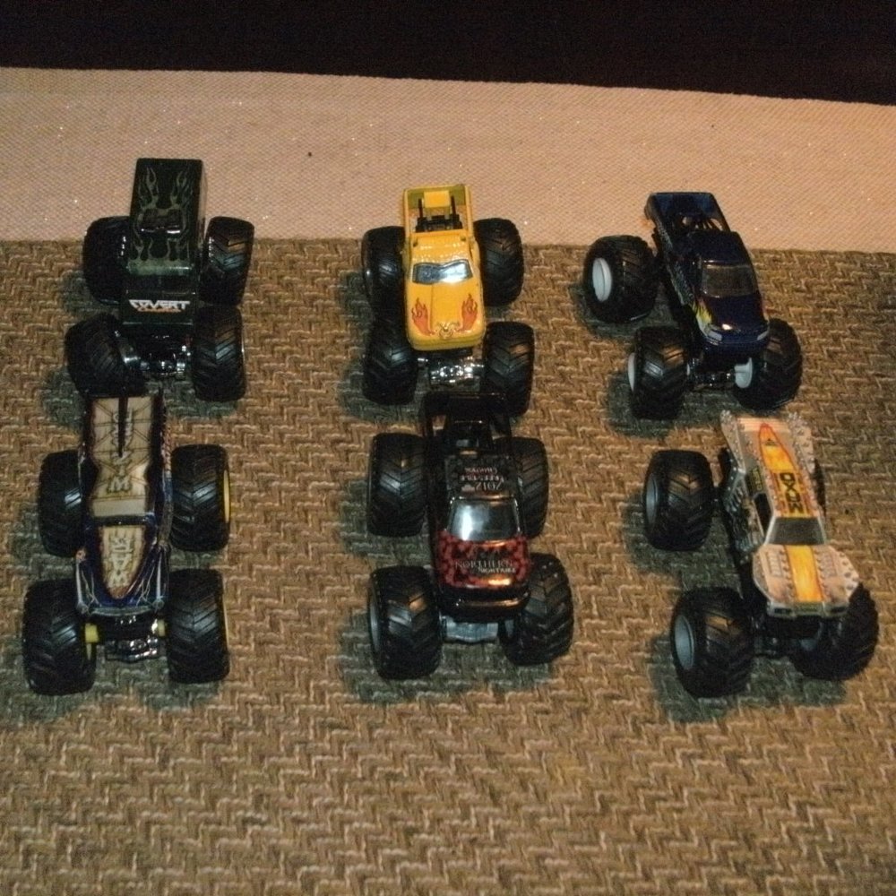 SET 6 Hot Wheels Monster Jam Trucks ~ NIGHTMARE MANIAC WIZARD LOCO MAX-D CRASHER